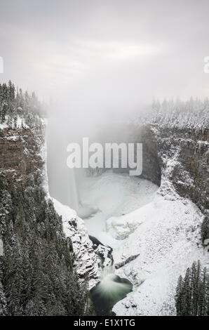 Nube di nebbia che emana da Helmcken cade nel periodo invernale nel Grey Parco Provinciale, Clearwater, British Columbia, Canada Foto Stock