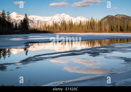 Montagne Rocciose riflettendo sui laghi di Vermiglio in inverno nel Parco Nazionale di Banff, Alberta, Canada. Foto Stock