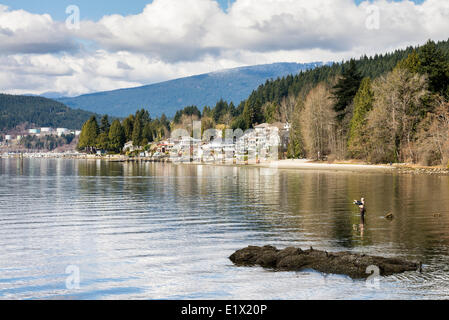 Pescatore pesca in ingresso Burrard Rocky Point Park in Port Moody, British Columbia, Canada Foto Stock