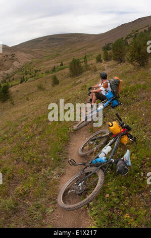 In Mountain Bike Lago di abete Area protetta. Sud Chilcotin Mountains. La British Columbia, Canada Foto Stock