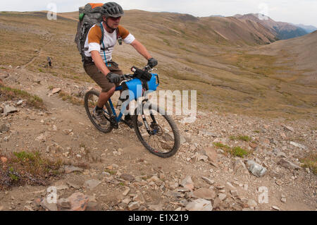 Mountain bike in Tyaughton Creek. Lago di abete Area protetta. Sud Chilcotin Mountains. La British Columbia, Canada Foto Stock