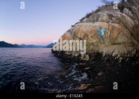 Arrampicata su roccia a Whytecliff Park, West Vancouver, British Columbia, Canada Foto Stock