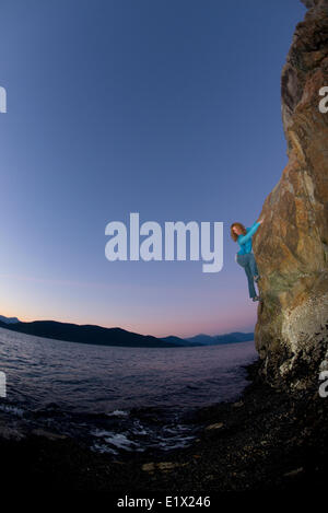 Arrampicata su roccia a Whytecliff Park, West Vancouver, British Columbia, Canada Foto Stock