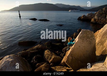 Arrampicata su roccia a Whytecliff Park, West Vancouver, British Columbia, Canada Foto Stock