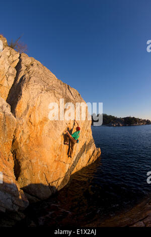 Arrampicata su roccia a Whytecliff Park, West Vancouver, British Columbia, Canada Foto Stock