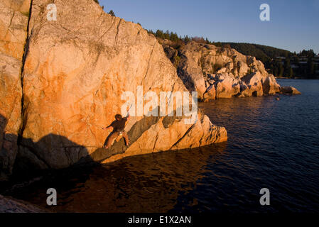 Arrampicata su roccia a Whytecliff Park, West Vancouver, British Columbia, Canada Foto Stock