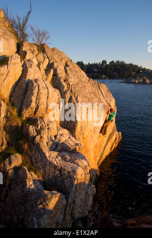 Arrampicata su roccia a Whytecliff Park, West Vancouver, British Columbia, Canada Foto Stock