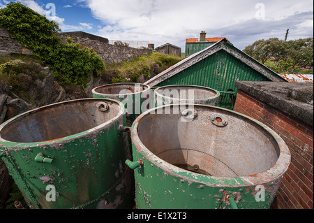 Abbandonati i serbatoi di acqua e di Nissen tipo capanne ondulato a Fort Dunree, Linsfort, County Donegal, Irlanda Foto Stock