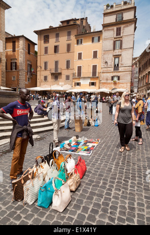 African street venditore trader venditore a vendere merci, Piazza della Rotonda, Roma Italia Europa Foto Stock