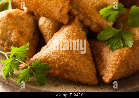 Fritte fatte in casa Indian Samosas con chutney di menta Salsa Foto Stock