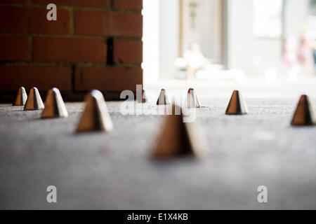 Londra, Regno Unito. Il 10 giugno 2014. I picchi Anti-Homeless fuori Southwark appartamenti in Londra, UK Credit: Guy Corbishley/Alamy Live News Foto Stock