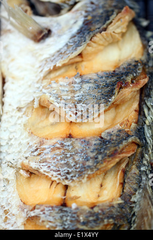 Texture di spigola o tardive pesci fritti cibi locali in Thailandia. Foto Stock