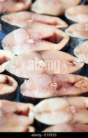 La consistenza del pesce di mare fette dopo essiccamento nella luce del sole in una pronta per la cottura per frittura o cotto al forno. Foto Stock