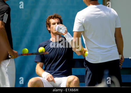 Londra, Regno Unito. Il 10 giugno 2014. Andy Murray, British terzo seme, ha una bevanda e un riposo durante la pratica Foto Stock