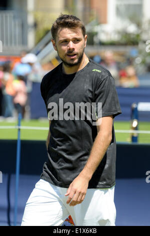 Stanislas Wawrinka, Swiss primo seme a Queens Club 2014, che hanno ricevuto una wild card dopo aver perso nel primo turno degli Open di Francia, sulla pratica tribunali prima del suo primo match Foto Stock