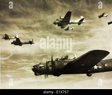 Il 457th Bomb Group, pilotando bombardieri B-17 Flying Fortress, servì nella seconda guerra mondiale. Le loro missioni includevano bombardamenti strategici sull'Europa, contribuendo alla vittoria alleata contro le potenze dell'asse. Foto Stock