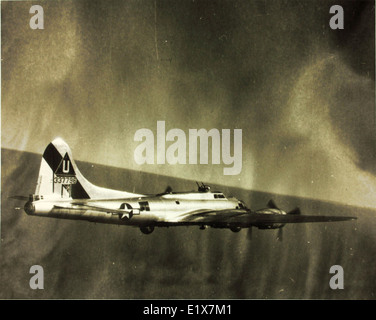 Il B-17 Flying Fortress, 43-37796, fu un aereo chiave del 457th Bomb Group durante la seconda guerra mondiale. Questo bombardiere Boeing ebbe un ruolo significativo nelle campagne di bombardamento strategico in Europa, in particolare durante i raid aerei alleati dal 1939 al 1945. Foto Stock