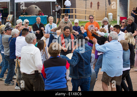 Cortez, Colorado - Il pubblico si unisce al Canyon di Oak ballerini di Jemez Pueblo durante l'Indiano Arte & Cultura Festival. Foto Stock