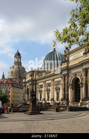 Il Gottfried Semper statua di fronte all'Accademia di Belle Arti a La Terrazza di Brühl e la Frauenkirche. Dresden, Germania. Foto Stock