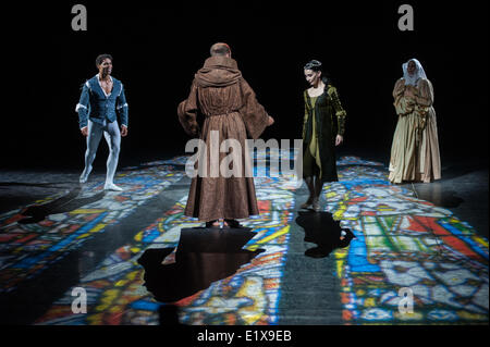 Londra, Regno Unito. Decimo Giugno, 2014. La English National Ballet presenta le prove abito per Romeo e Giulietta interpretato da Tamara Rojo e Carlos Acosta presso la Royal Albert Hall Credito: Piero Cruciatti/Alamy Live News Foto Stock