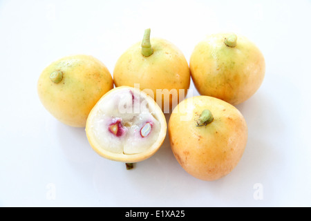 Baccaurea ramiflora o uva birmano pelatura su sfondo bianco. Foto Stock