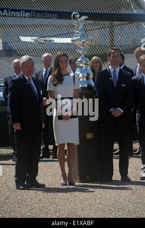 Londra, Regno Unito. Decimo Giugno, 2014. La Duchessa di Cambridge indossava una crema e marina a tema marittimo abito da Jaeger per aprire il Regno Unito American cup bid presso la Casa della Regina nel parco del Museo Marittimo di Greenwich. Credito: JOHNNY ARMSTEAD/Alamy Live News Foto Stock