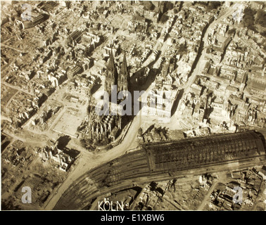 Questa foto di ricognizione aerea, scattata durante la seconda guerra mondiale, raffigura la città di Colonia, in Germania, e mostra la distruzione della Kölner Dom (cattedrale di Colonia) e della stazione ferroviaria principale della città. Mette in evidenza gli ingenti danni causati dai bombardamenti durante la guerra. Foto Stock