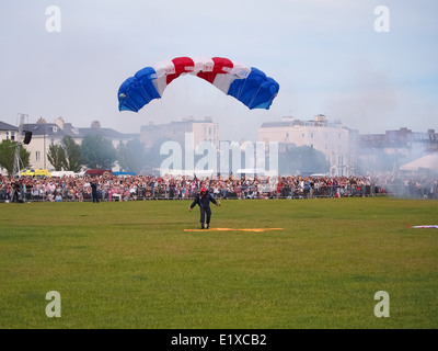 Un membro della RAF falchi parachute display team arriva a terra durante il terzo giorno di eventi in commemorazione del settantesimo un Foto Stock