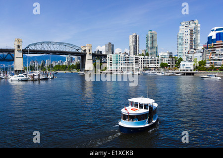 False Creek Ferry nella parte anteriore del ponte Burrard. Vancouver, British Columbia, Canada. Foto Stock