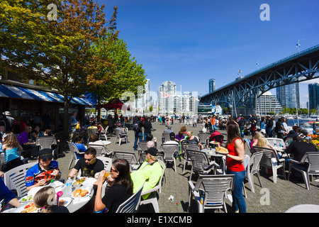 Persone mangiare e godere il sole a Granville Island il mercato pubblico. Vancouver, British Columbia, Canada. Foto Stock