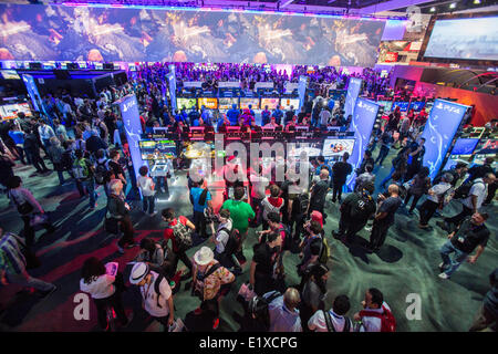 Los Angeles, Stati Uniti d'America. Decimo Giugno, 2014. La gente visita Entertainment Expo (E3) al Convention Centre di Los Angeles, Stati Uniti, 10 giugno 2014. Credito: Zhao Hanrong/Xinhua/Alamy Live News Foto Stock