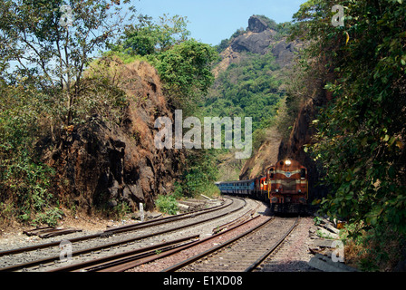 Indian ferroviaria treno Diesel passando attraverso i Ghati Occidentali montagne a Goa in India Foto Stock