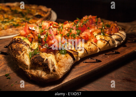Un trito di cipolla e pomodoro bruschetta Foto Stock