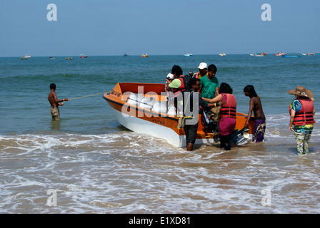 I turisti alla baga beach Goa India godendo la Nautica Foto Stock