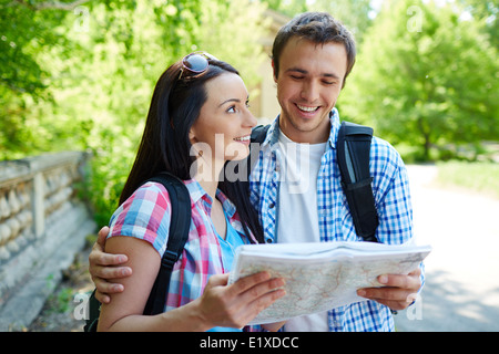 Coppia di viaggiatori con mappa discutendo dove andare Foto Stock