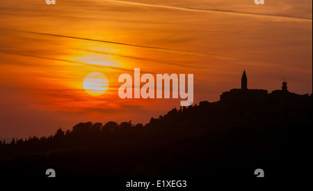 Tramonto sulla città di Pienza, Toscana, Italia Foto Stock