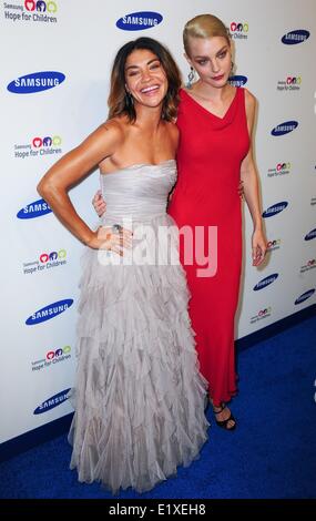 New York, NY, STATI UNITI D'AMERICA. Decimo Giugno, 2014. Jessica Szohr, Jessica Stam presso gli arrivi per Samsung speranza per i bambini Gala 2014, Cipriani Wall Street, New York, NY Giugno 10, 2014. Credito: Gregorio T. Binuya/Everett raccolta/Alamy Live News Foto Stock