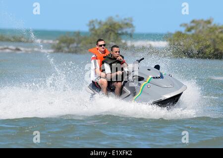 Santo Andre, Brasile. Decimo Giugno, 2014. Dispensa - nazionale tedesco di giocatore di calcio Miroslav KLOSE (L) scorre su un jet ski al mare di Santo André, Brasile, 10 giugno 2014. La Coppa del Mondo FIFA si svolgerà in Brasile dal 12 giugno al 13 luglio 2014. Credito: dpa picture alliance/Alamy Live News Foto Stock