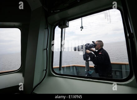 Vancouver, Canada. Decimo Giugno, 2014. Un membro di equipaggio è in servizio presso la Marina canadese HMCS nave Winnipeg vicino alla costa di Vancouver, Canada, 10 giugno 2014. Media uniti con i membri della comunità e le parti interessate la vela a bordo marina canadese HMCS nave Winnipeg per un tour di un giorno di manifestazione, attraverso il tour guidato di emergenza e nave dimostrazioni di manovra, la marina provare a lasciare che il pubblico in generale per saperne di più sulla vita e i doveri come militare canadese. Credito: Liang Sen/Xinhua/Alamy Live News Foto Stock