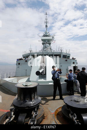 Vancouver, Canada. Decimo Giugno, 2014. Gli ospiti godono il loro giorno presso il ponte della Marina canadese HMCS nave Winnipeg vicino alla costa di Vancouver, Canada, 10 giugno 2014. Media uniti con i membri della comunità e le parti interessate la vela a bordo marina canadese HMCS nave Winnipeg per un tour di un giorno di manifestazione, attraverso il tour guidato di emergenza e nave dimostrazioni di manovra, la marina provare a lasciare che il pubblico in generale per saperne di più sulla vita e i doveri come militare canadese. Credito: Liang Sen/Xinhua/Alamy Live News Foto Stock