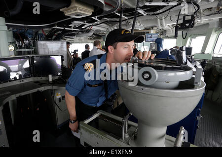 Vancouver, Canada. Decimo Giugno, 2014. Un membro di equipaggio controlli sulla direzione con una bussola nella cabina della Marina canadese HMCS nave Winnipeg vicino alla costa di Vancouver, Canada, 10 giugno 2014. Media uniti con i membri della comunità e le parti interessate la vela a bordo marina canadese HMCS nave Winnipeg per un tour di un giorno di manifestazione, attraverso il tour guidato di emergenza e nave dimostrazioni di manovra, la marina provare a lasciare che il pubblico in generale per saperne di più sulla vita e i doveri come militare canadese. Credito: Liang Sen/Xinhua/Alamy Live News Foto Stock