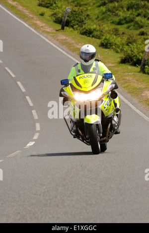 Un motociclista di polizia su una BMW R1200RT moto contro in grado Cielo e nubi. In Inghilterra. Giugno 2014. Foto Stock