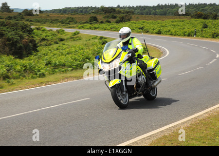 Un motociclista di polizia su una BMW R1200RT moto contro in grado Cielo e nubi. In Inghilterra. Giugno 2014. Foto Stock