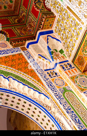 Dettaglio della splendida decorazione artigianale dell'ingresso principale per la moschea Karaouiyine nella Medina di Fez, in Marocco. Foto Stock