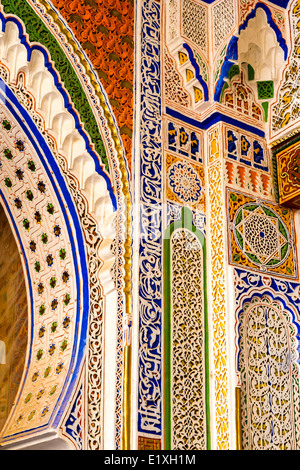 Dettaglio della splendida decorazione artigianale dell'ingresso principale per la moschea Karaouiyine nella Medina di Fez, in Marocco. Foto Stock