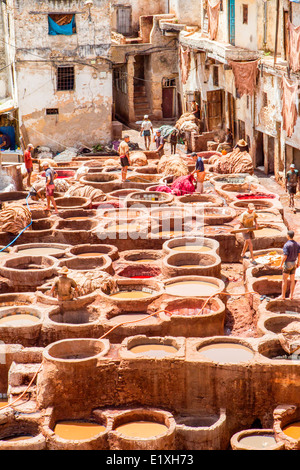 Vista delle vasche di tintura nel trimestre i conciatori, Fez, in Marocco. Foto Stock