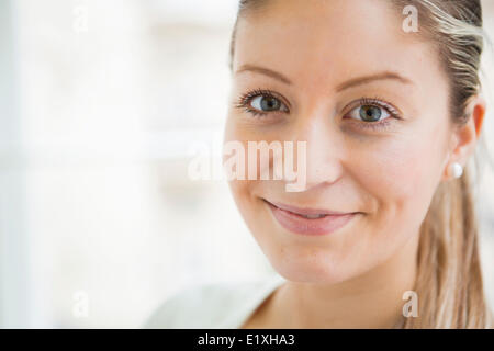 Close-up ritratto di giovane e bella donna sorridente Foto Stock