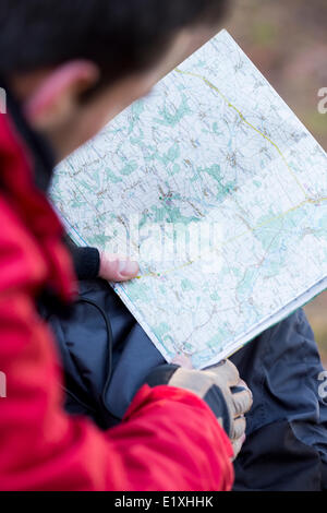 Immagine ritagliata di maschio escursionista mappa di lettura Foto Stock