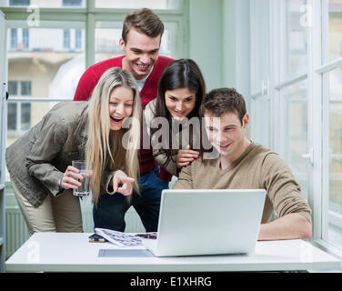 Felice la gente di affari con computer portatile in riunione Foto Stock