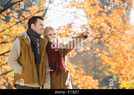 La donna rivolta mentre in piedi con uomo nel parco durante l'autunno Foto Stock